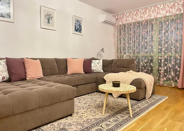 No 902 Circului Park Tower アパート *