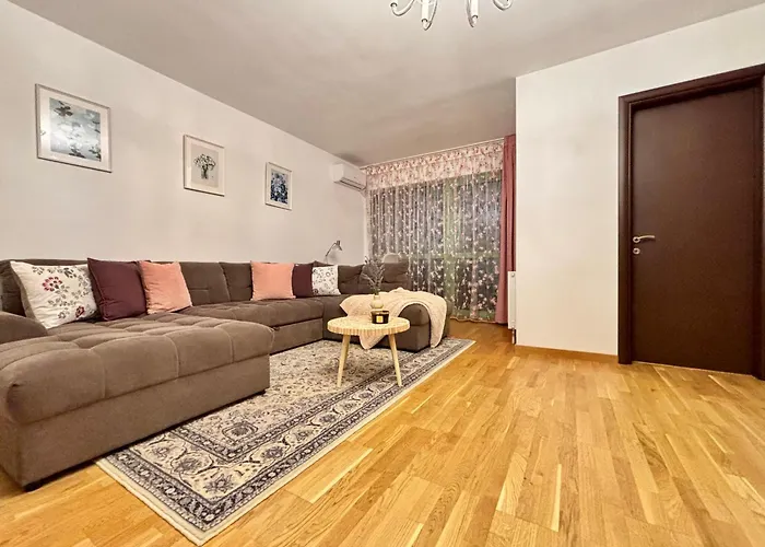 No 902 Circului Park Tower Апартаменти *