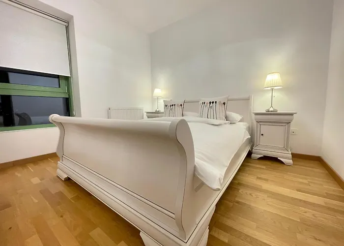 No 902 Circului Park Tower Апартаменти *